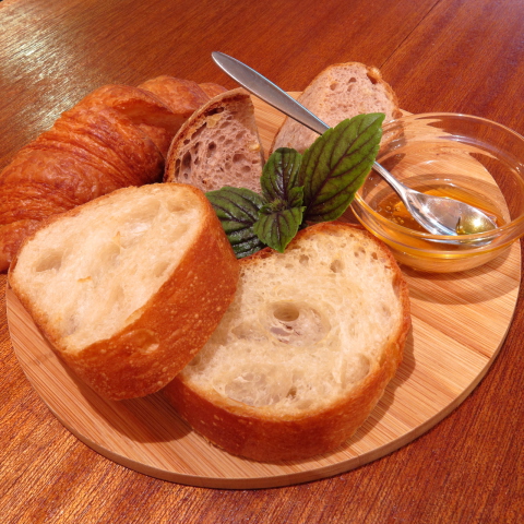 国産小麦ハルユタカと天然酵母が香るパン＋自家製はちみつ